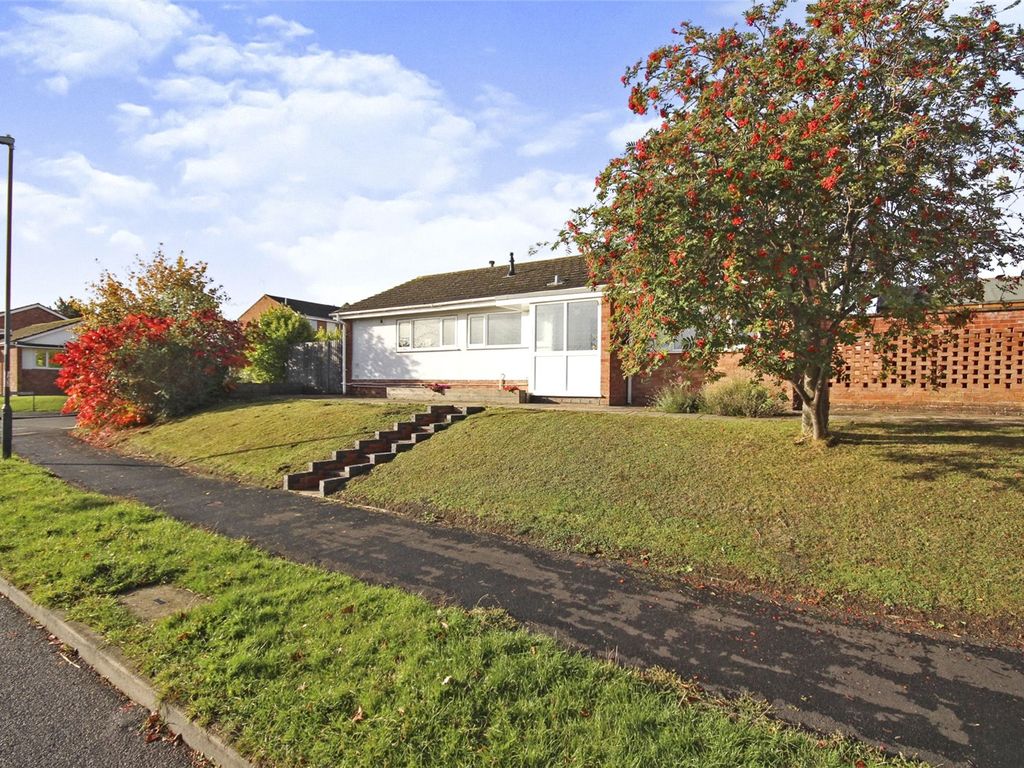 3 bed bungalow for sale in Golf Lane, Whitnash, Leamington Spa CV31