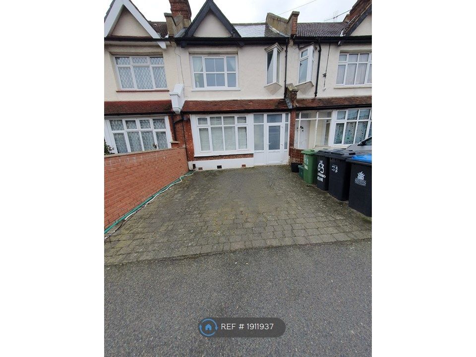 2 bed flat to rent in Top Floor, New Malden KT3, £1,600 pcm Zoopla