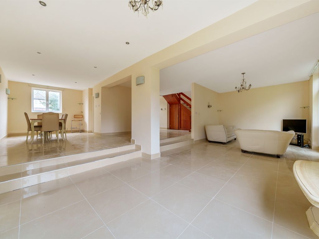 5 bed detached house for sale in Laurel Way, London N20, £1,100,000