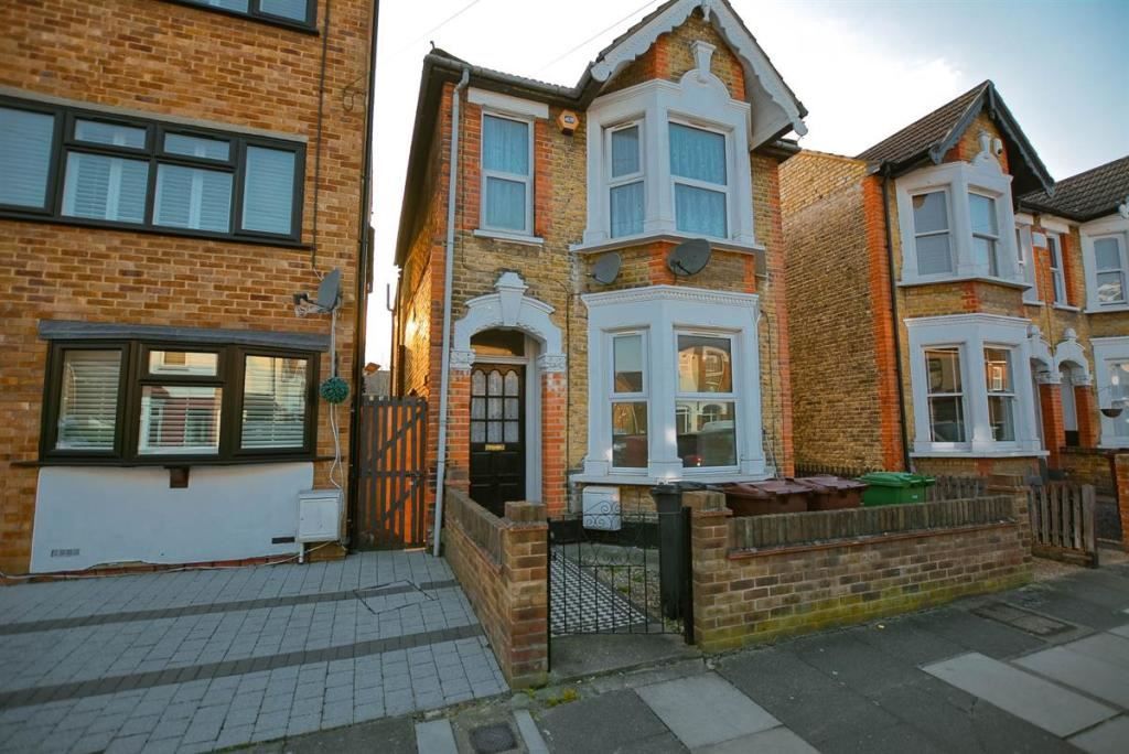 4 bed detached house for sale in Whalebone Avenue, Chadwell Heath
