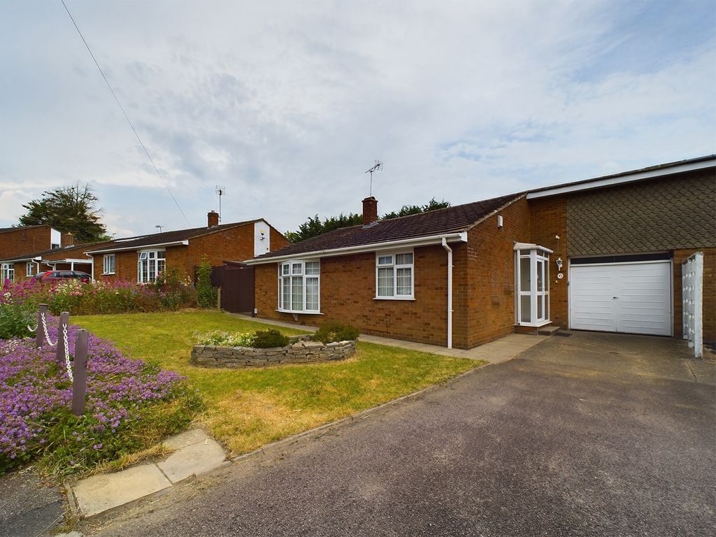 2 bed bungalow for sale in Halsey Drive, Hitchin SG4 Zoopla