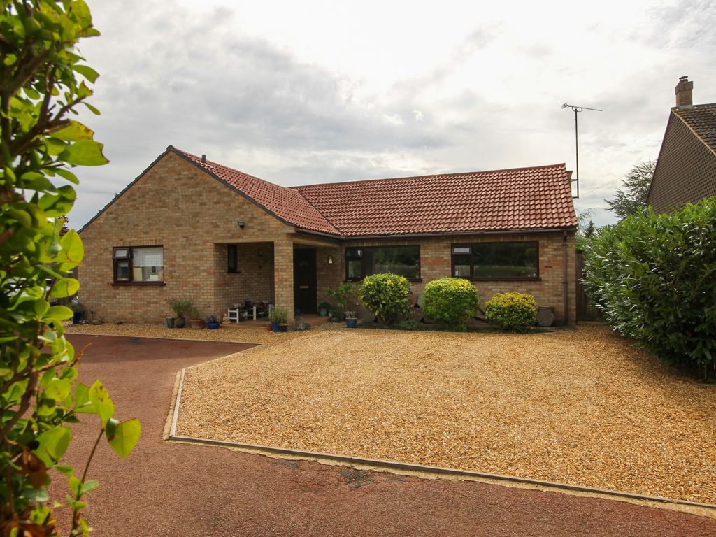 3 bed detached bungalow for sale in High Street, Toft, Cambridge CB23
