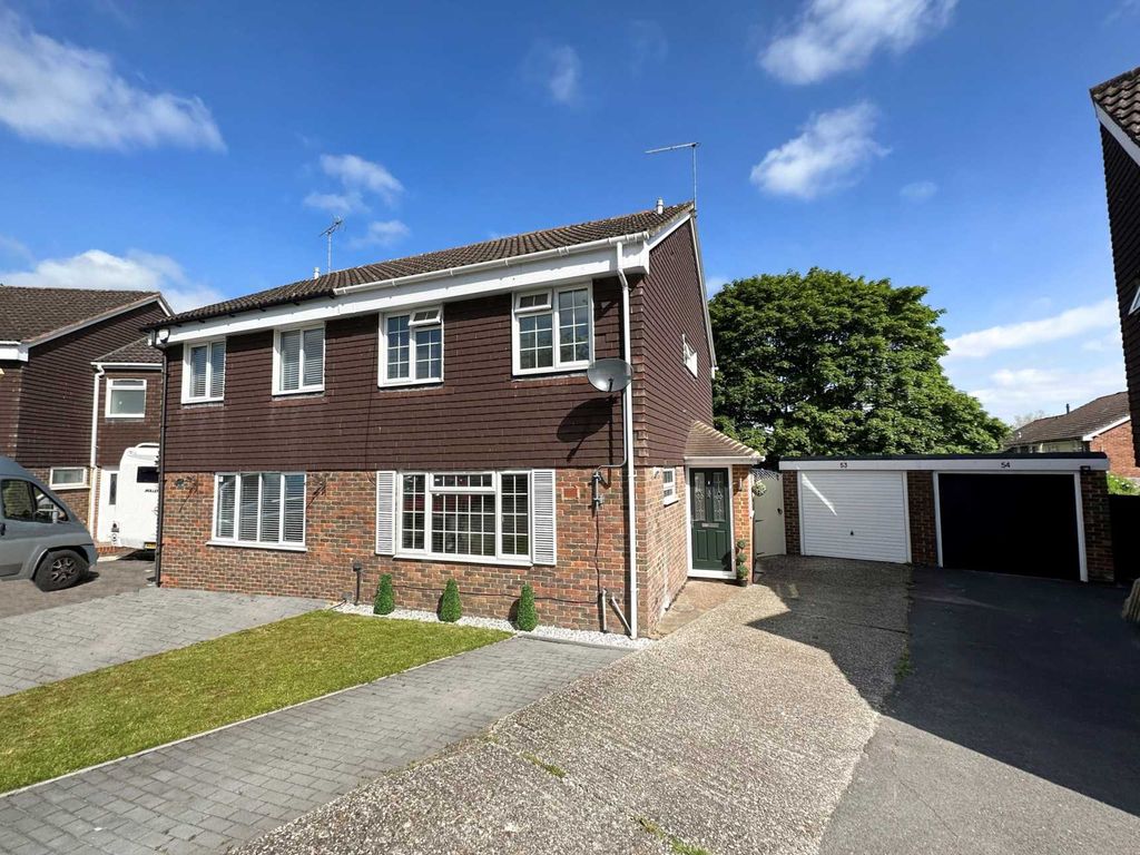3 bed semidetached house for sale in Staplehurst, Bracknell RG12, £