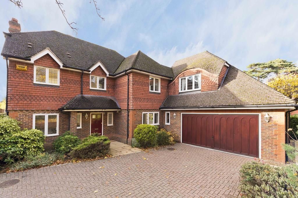 5 bed detached house to rent in Summit Place, Weybridge KT13 Zoopla