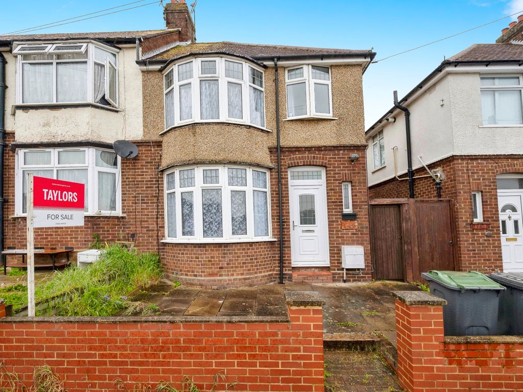 3 bed end terrace house for sale in Milton Road, Luton, Bedfordshire