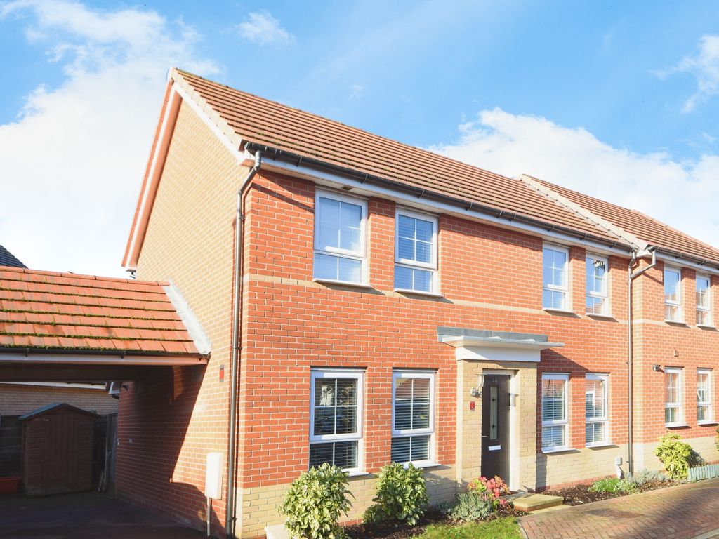 3 bed semidetached house for sale in Broadhurst Place, Basildon, Essex