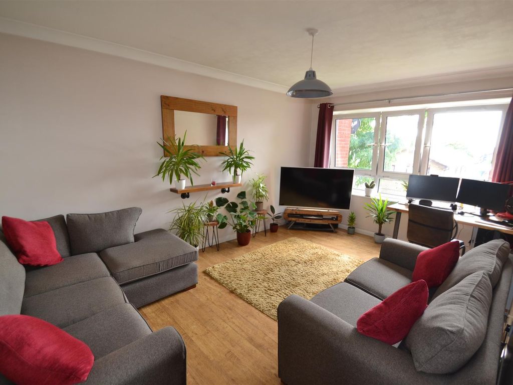 1 bed flat for sale in Maxey Road, Dagenham RM9, £210,000 Zoopla
