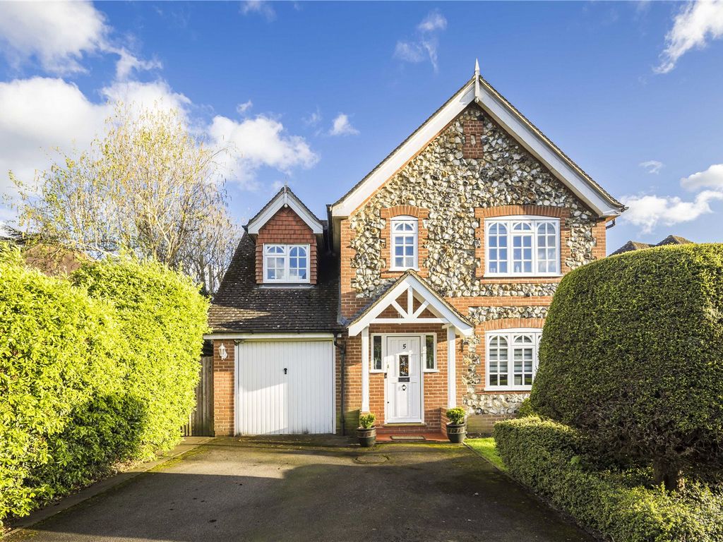 4 bed detached house for sale in Verwood Drive, Cockfosters