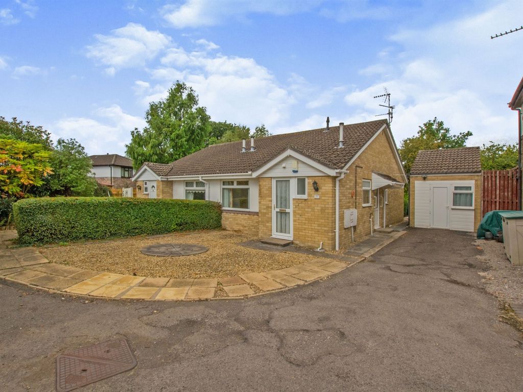 2 bed semidetached bungalow for sale in MaesYCrochan, St. Mellons