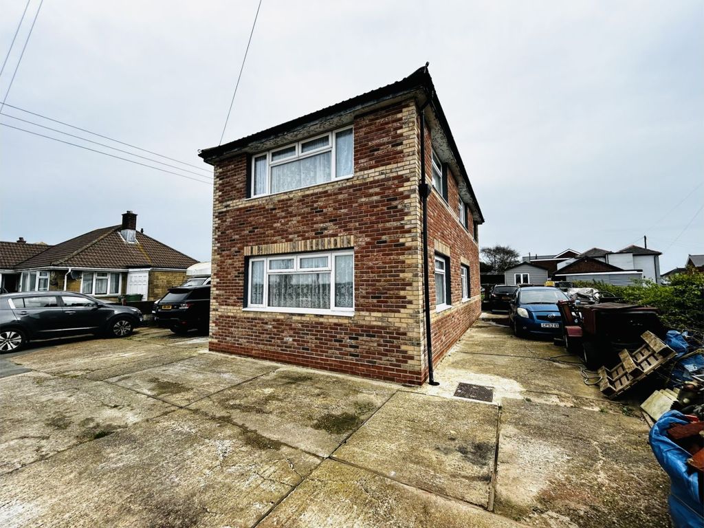 3 bed detached house for sale in Alverstone Road, Apse Heath PO36, £
