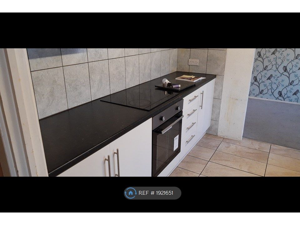 3 bed terraced house to rent in Ripon Road, Stevenage SG1, £1,500 pcm