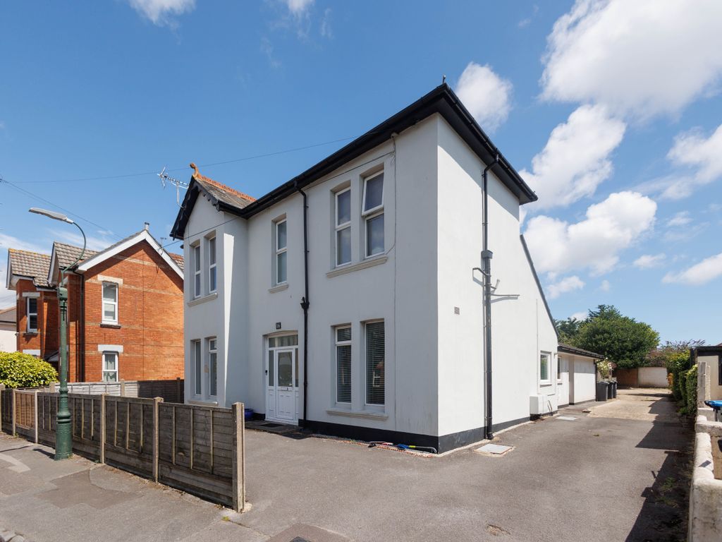 2 bed flat to rent in Waterloo Road, Winton, Bournemouth BH9, £1,200