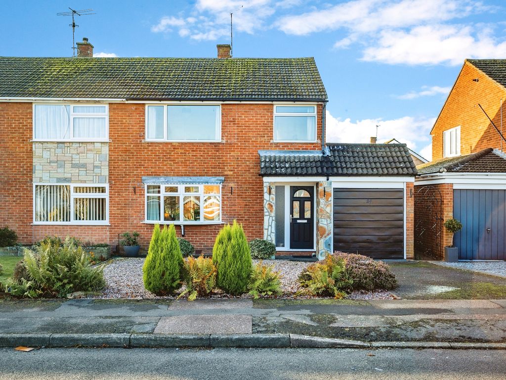 3 bed semidetached house for sale in Newton Drive, Birstall, Leicester