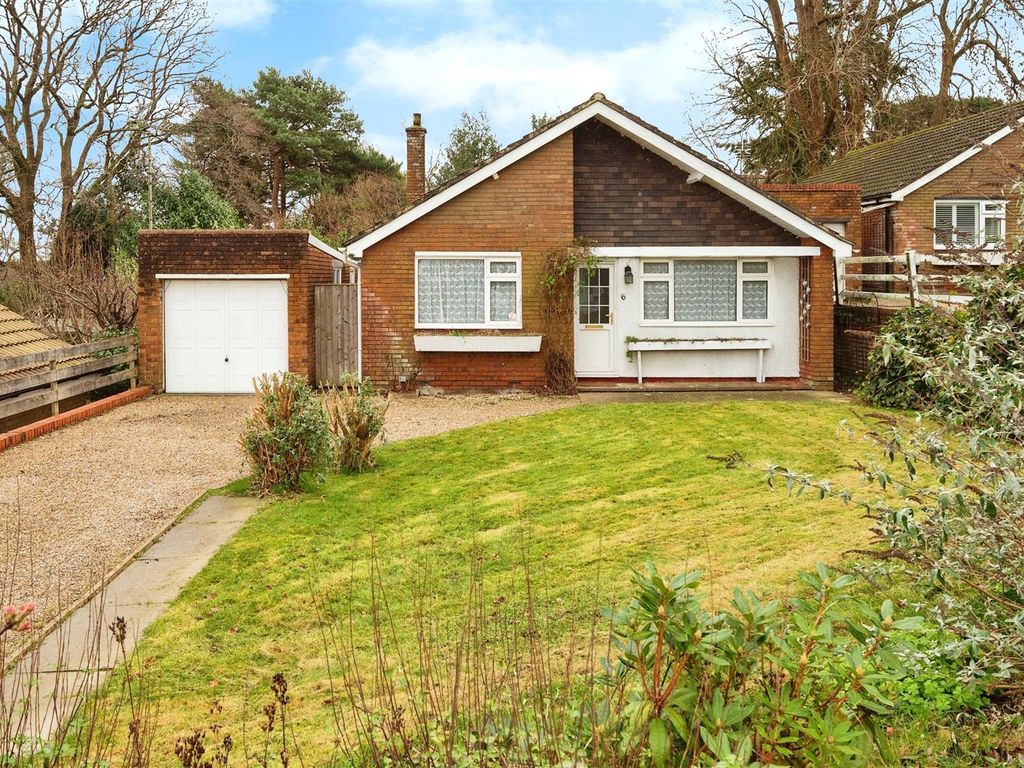 3 bed detached bungalow for sale in Fermor Way, Crowborough TN6, £