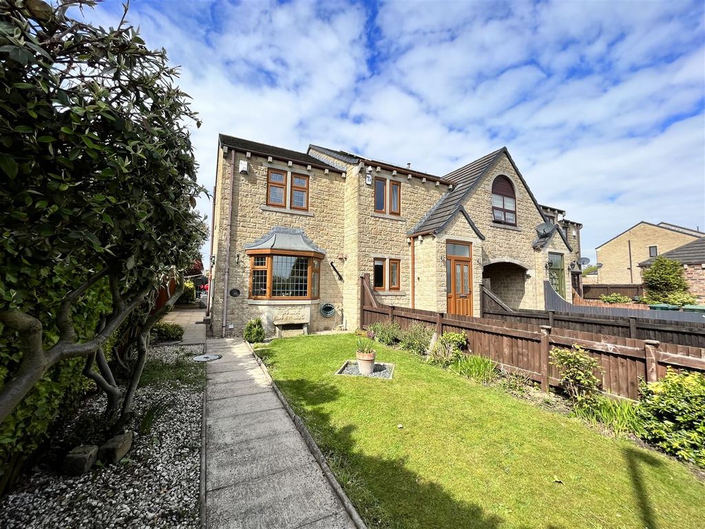 2 bed town house for sale in Child Lane, Liversedge WF15, £199,995 Zoopla