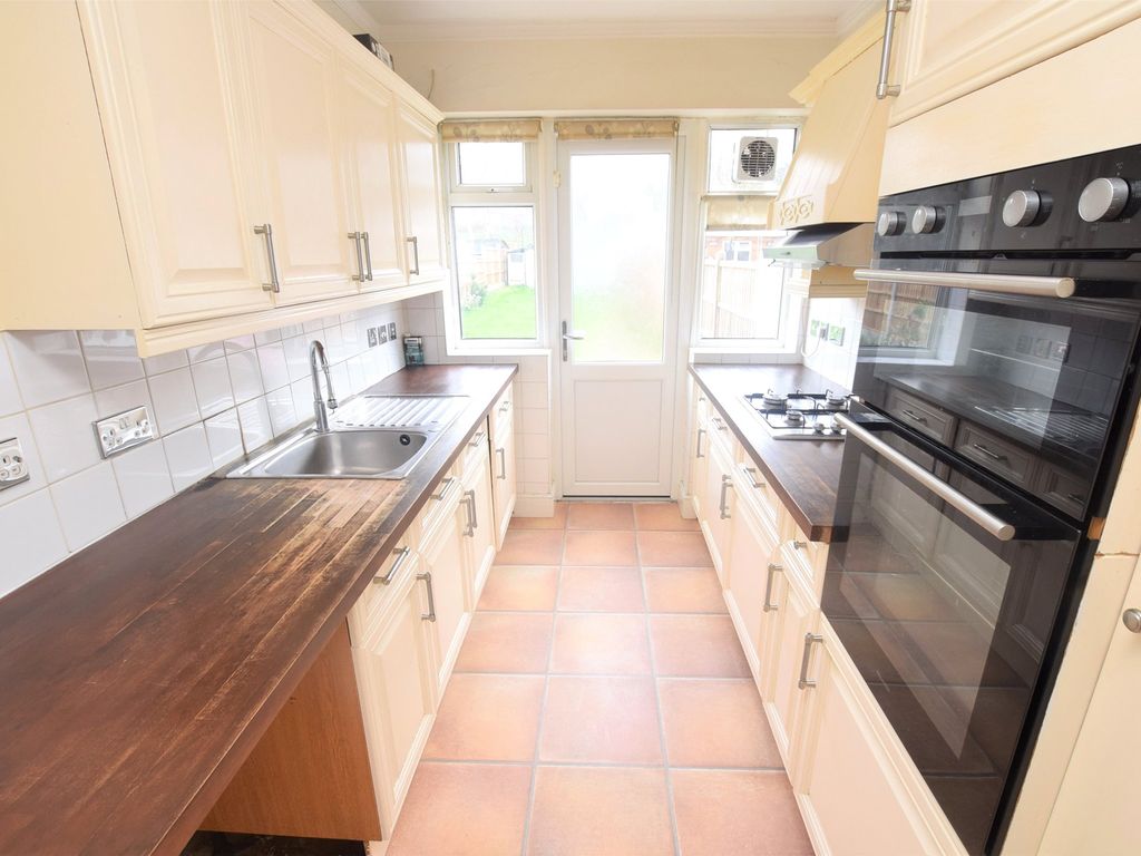3 bed terraced house to rent in Norwood Avenue, Romford RM7, £1,995 pcm