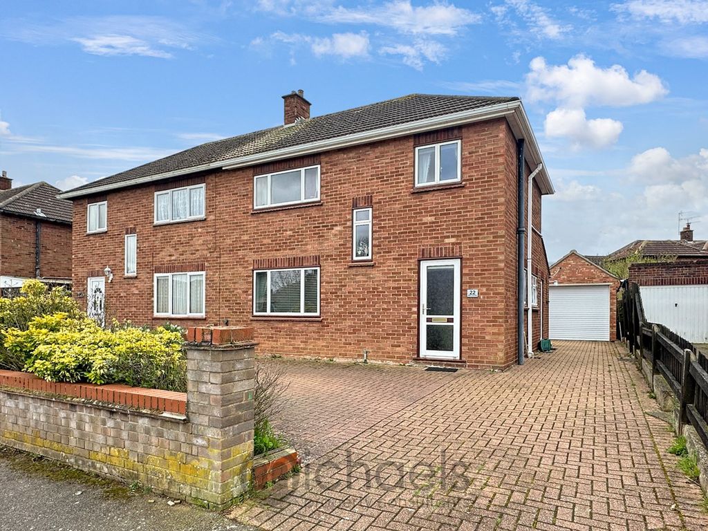 3 bed semidetached house for sale in Hills Crescent, Colchester