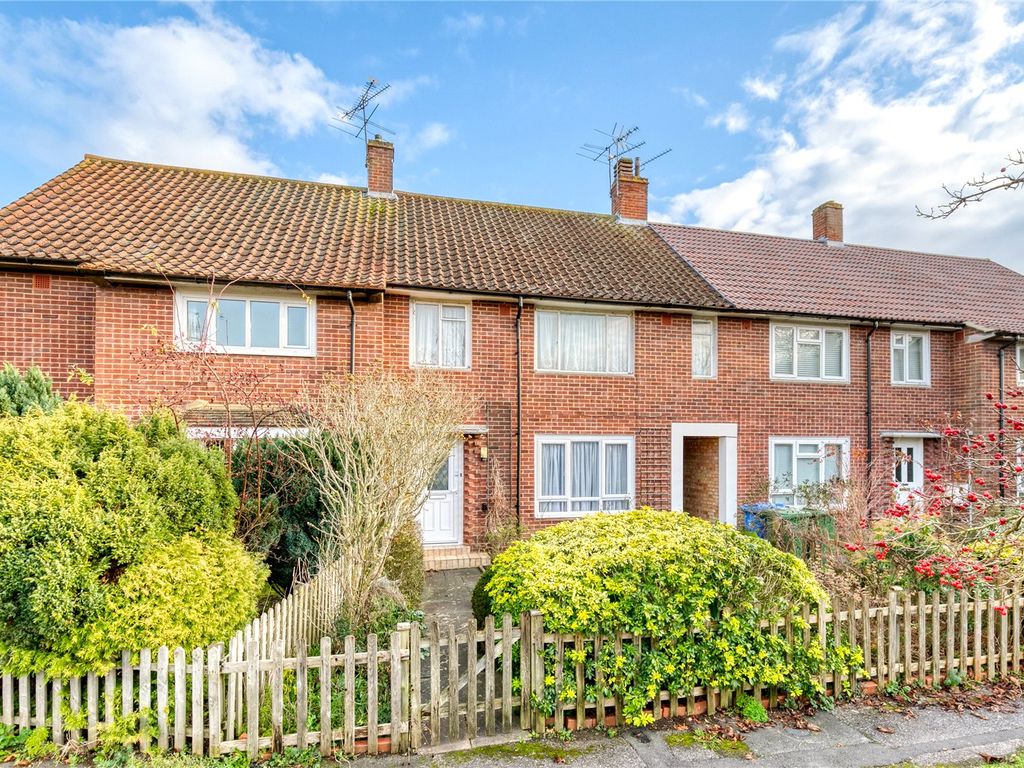 3 bed terraced house for sale in Hawthorn Close, Priestwood, Bracknell