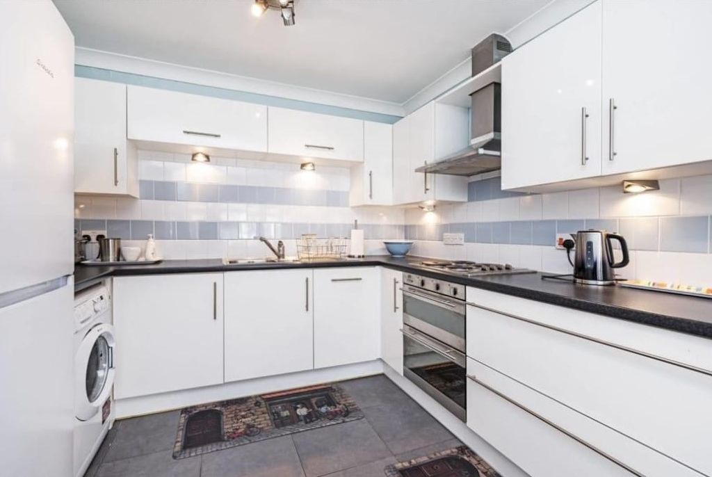 4 bed semidetached house to rent in Central Park Road, London E6, £