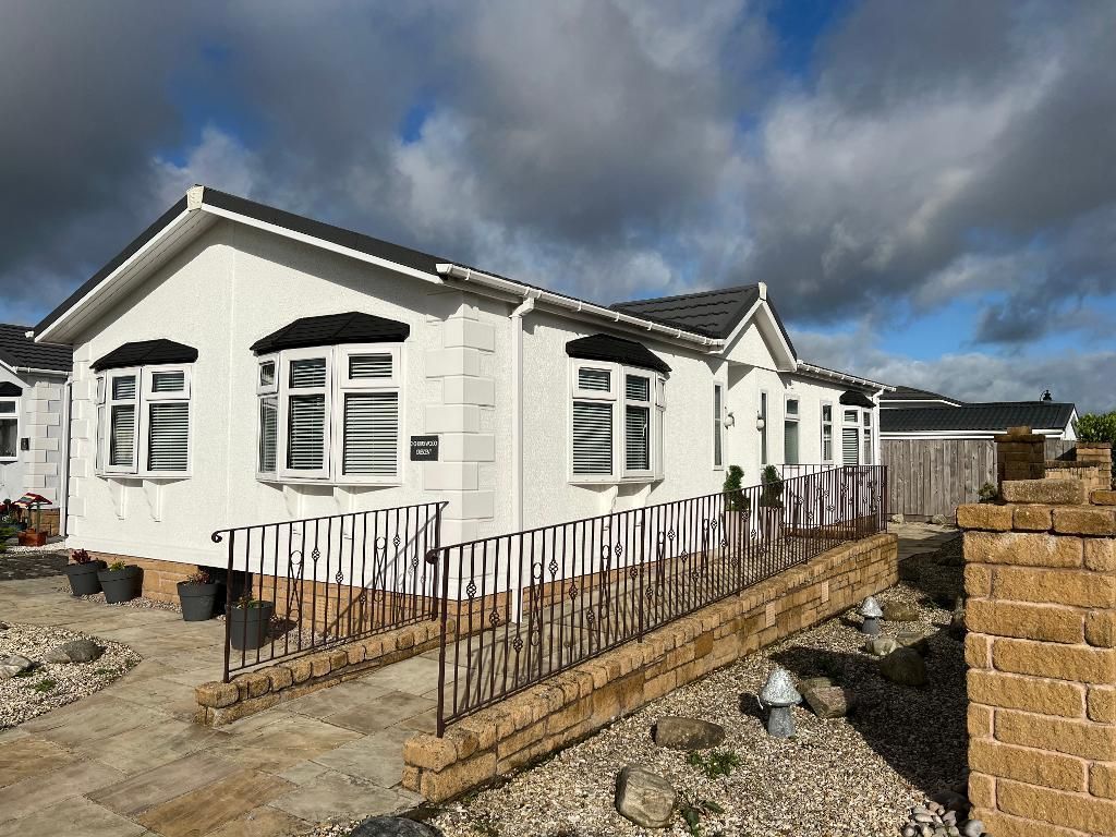 2 bed mobile/park home for sale in Cherrywood Crescent, Red Deer