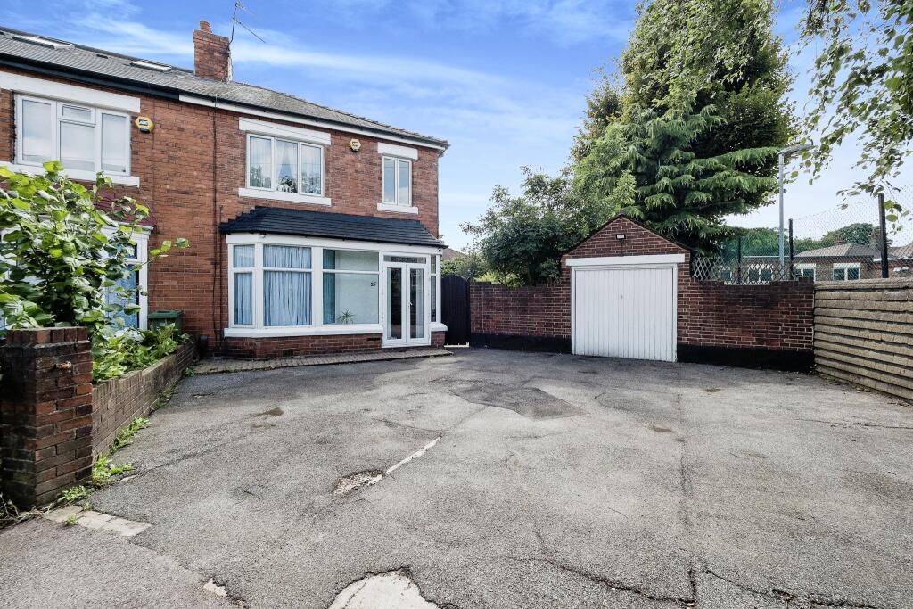 3 bed terraced house for sale in Kendal Avenue, Barking IG11, £550,000