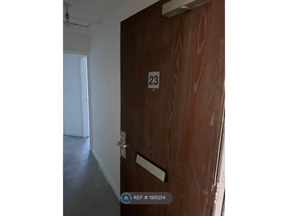 Studio to rent in Ladywell Close, Bradford BD5, £525 pcm Zoopla