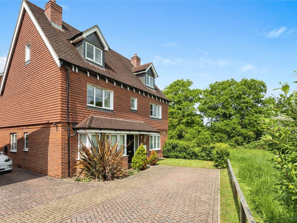 5 bed detached house for sale in Horley, Surrey RH6, £750,000 Zoopla
