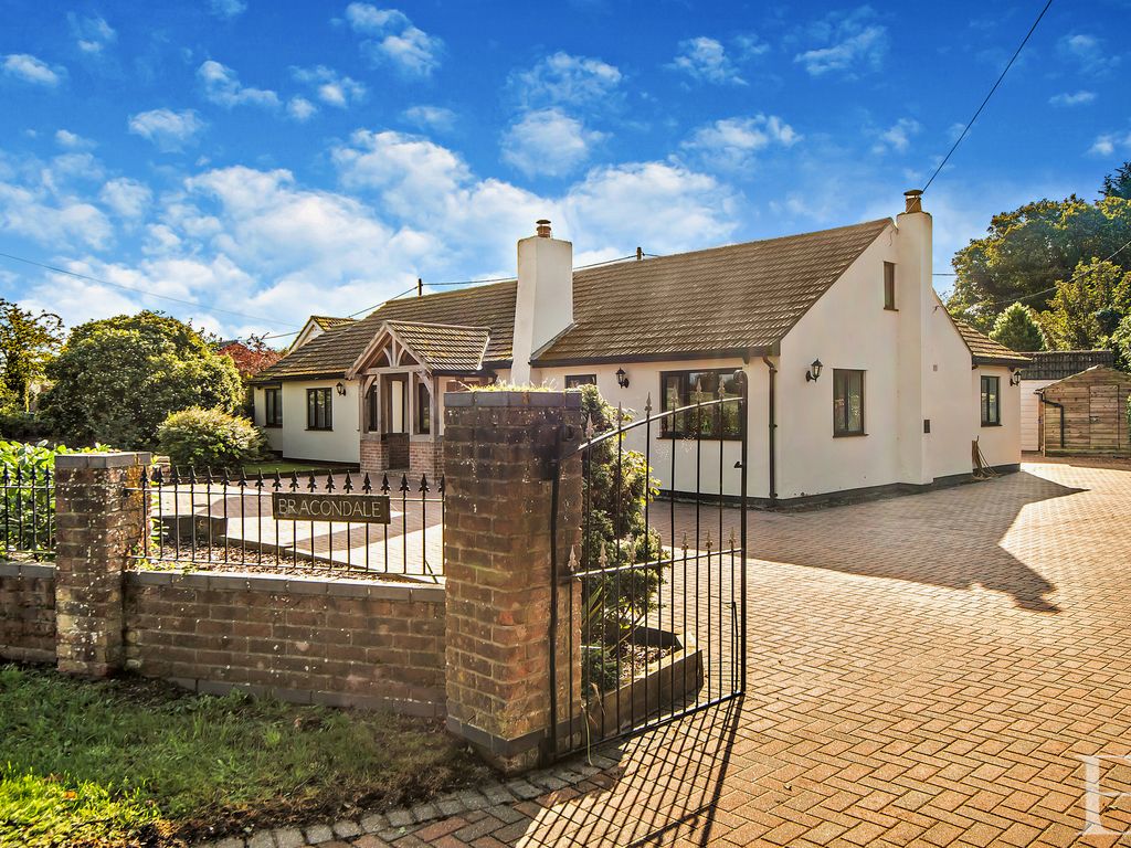 4 bed detached bungalow for sale in Hulver Road, Mutford, Beccles NR34