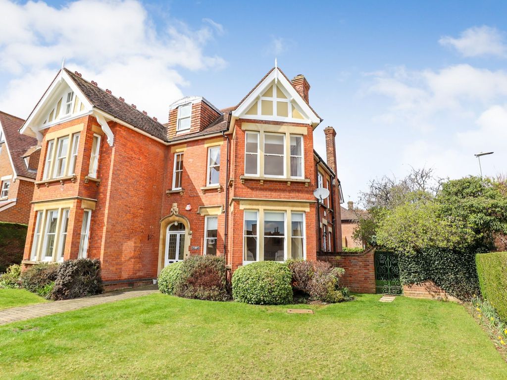 2 bed property to rent in Kirkwick Avenue, Harpenden AL5, £1,800 pcm