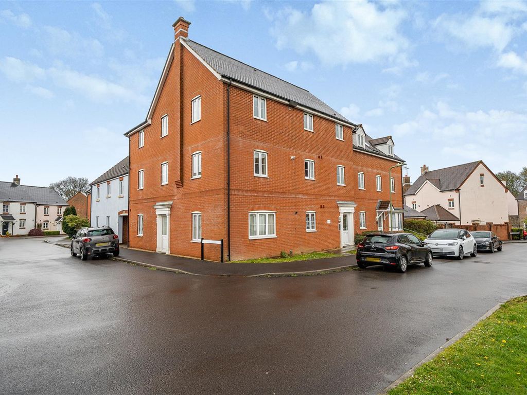 2 bed flat to rent in Collingwood Way, Petersfield, Hampshire GU31, £