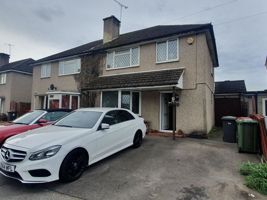 3 bed semidetached house to rent in The Greenway, Slough SL1, £2,200