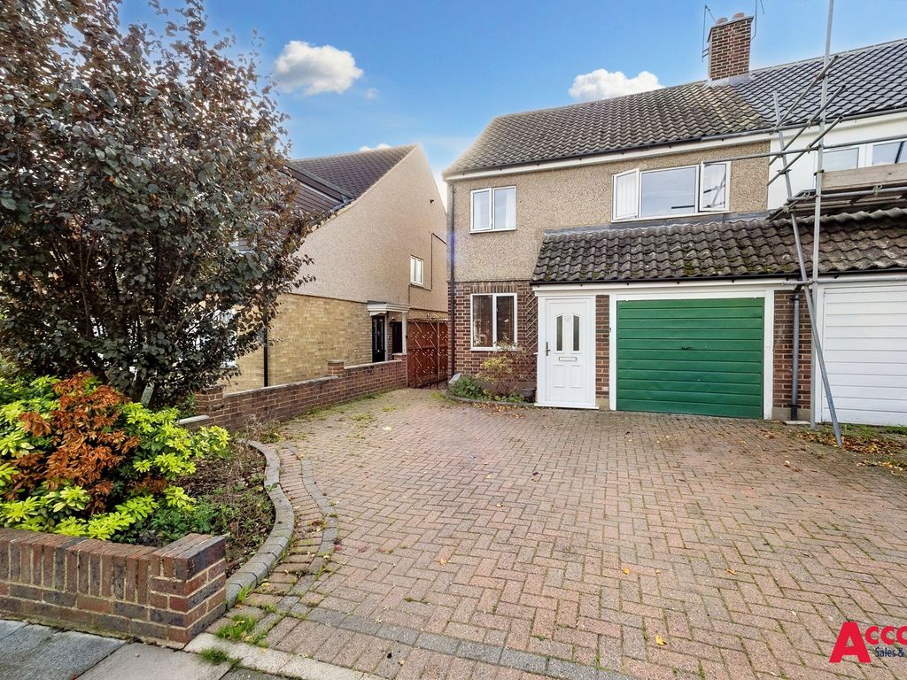 4 bed semidetached house for sale in Eldred Gardens, Upminster RM14