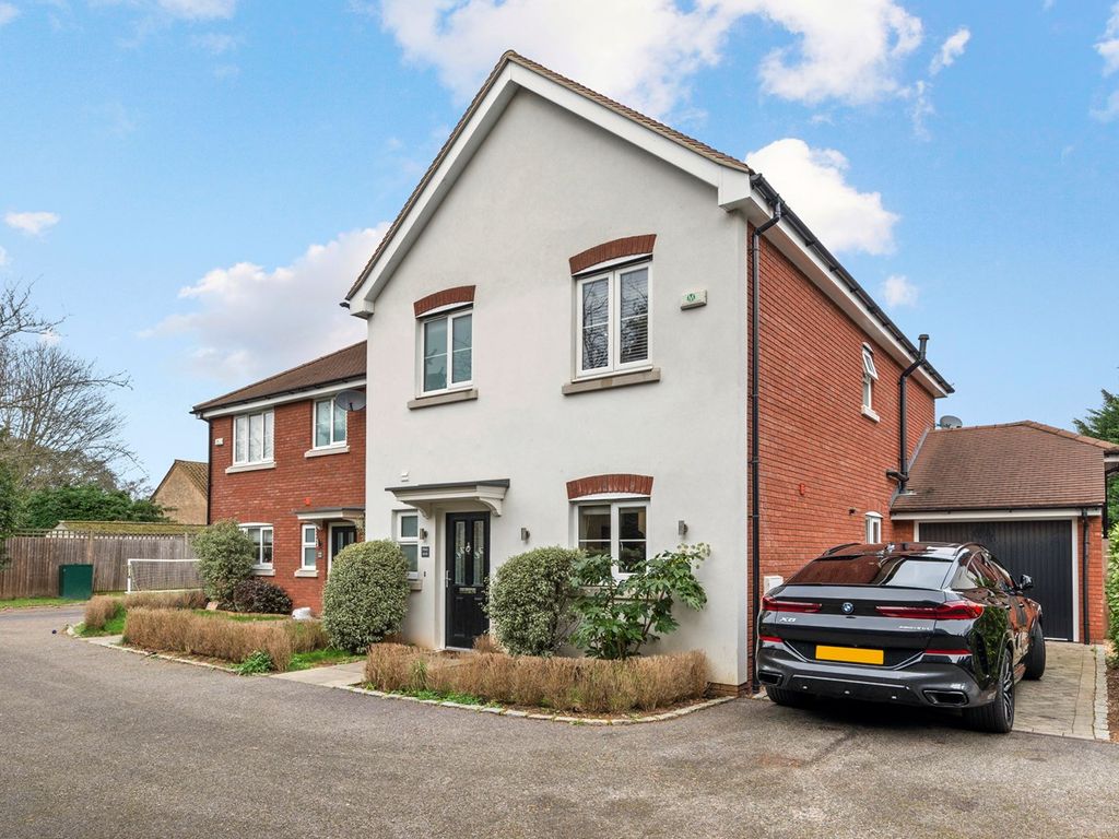 3 bed semidetached house for sale in Hersham Road, Hersham KT12, £