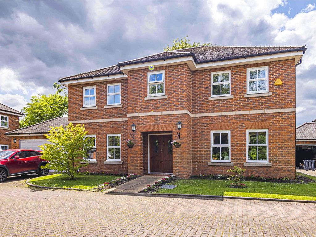 5 bed detached house for sale in Clayton Drive, Leverstock Green, Hemel