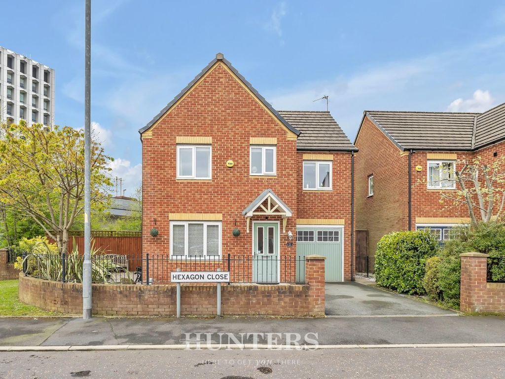 4 bed detached house for sale in Hexagon Close, Manchester M9, £360,000