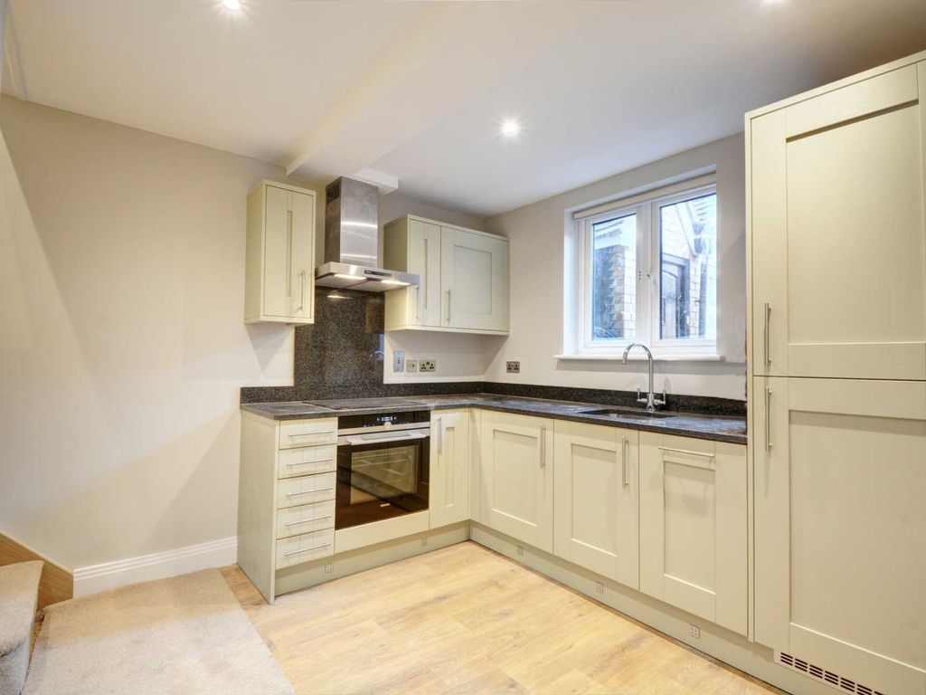 2 bed flat to rent in High Street, Marlow SL7, £1,500 pcm Zoopla