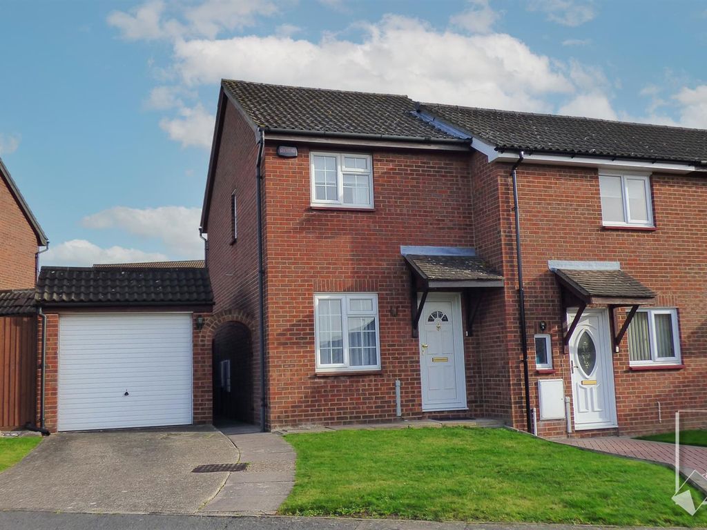 2 bed property for sale in Chiffinch Gardens, Northfleet, Gravesend