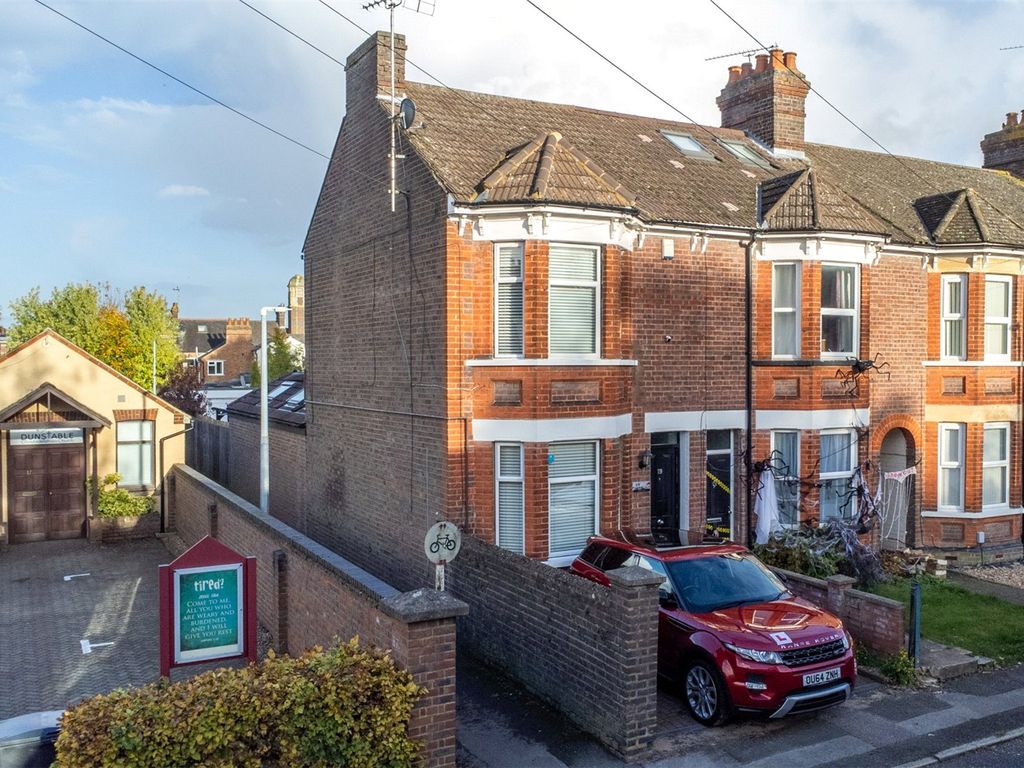 3 bed end terrace house for sale in Kirby Road, Dunstable, Bedfordshire