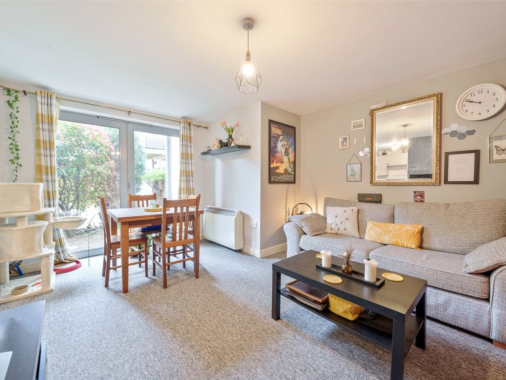 2 bed flat for sale in Kelvin Gate, Bracknell, Berkshire RG12, £220,000