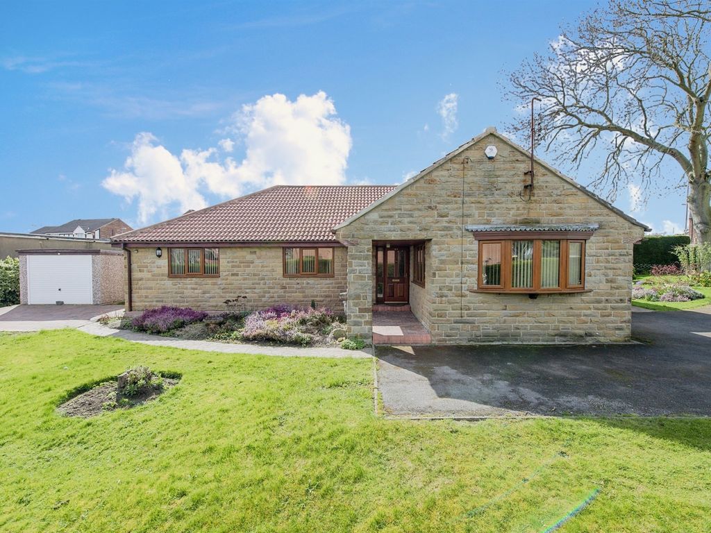 3 bed detached bungalow for sale in Little Hemsworth, Hemsworth