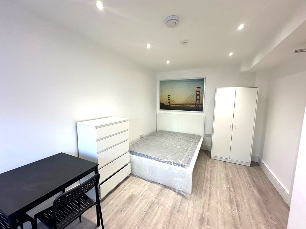 Room to rent in Willow Way, Potters Bar EN6, £900 pcm Zoopla