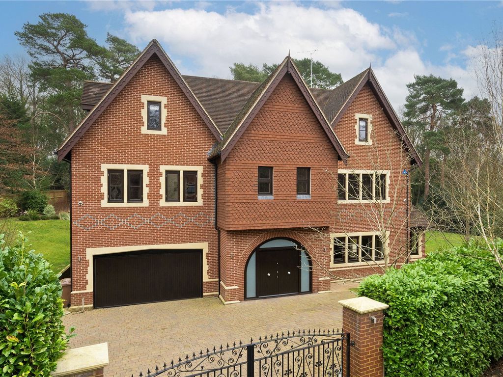 6 bed detached house to rent in Sandy Lane, Kingswood, Tadworth, Surrey