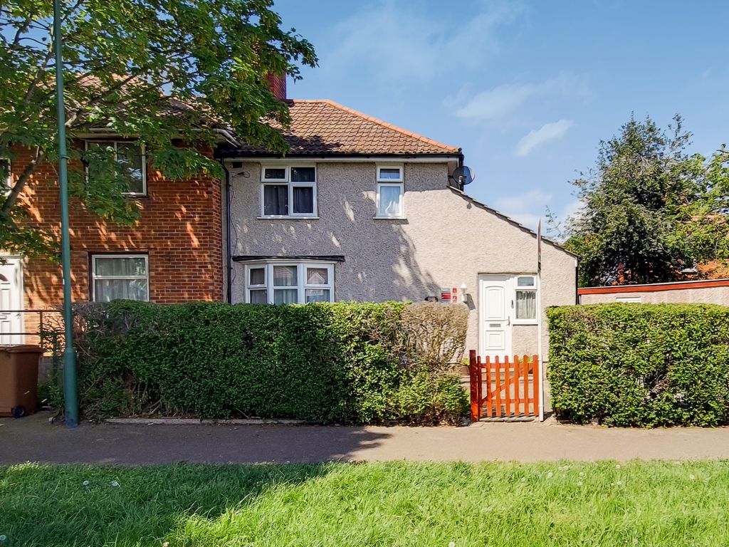 4 bed end terrace house for sale in Pershore Grove, Carshalton, Sutton