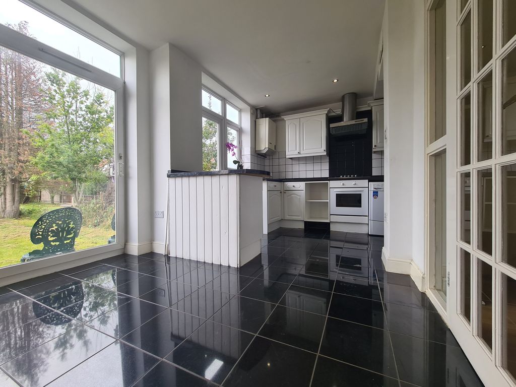 5 bed terraced house to rent in Girton Avenue, Kingsbury, London NW9