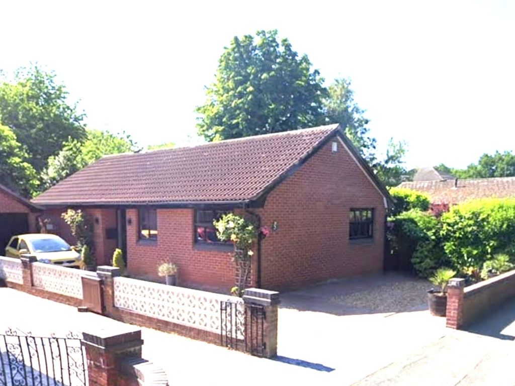 3 bed detached bungalow for sale in Arran Close, Fearnhead WA2, £