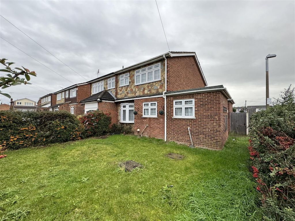 4 bed semidetached house for sale in Graham Close, StanfordLeHope