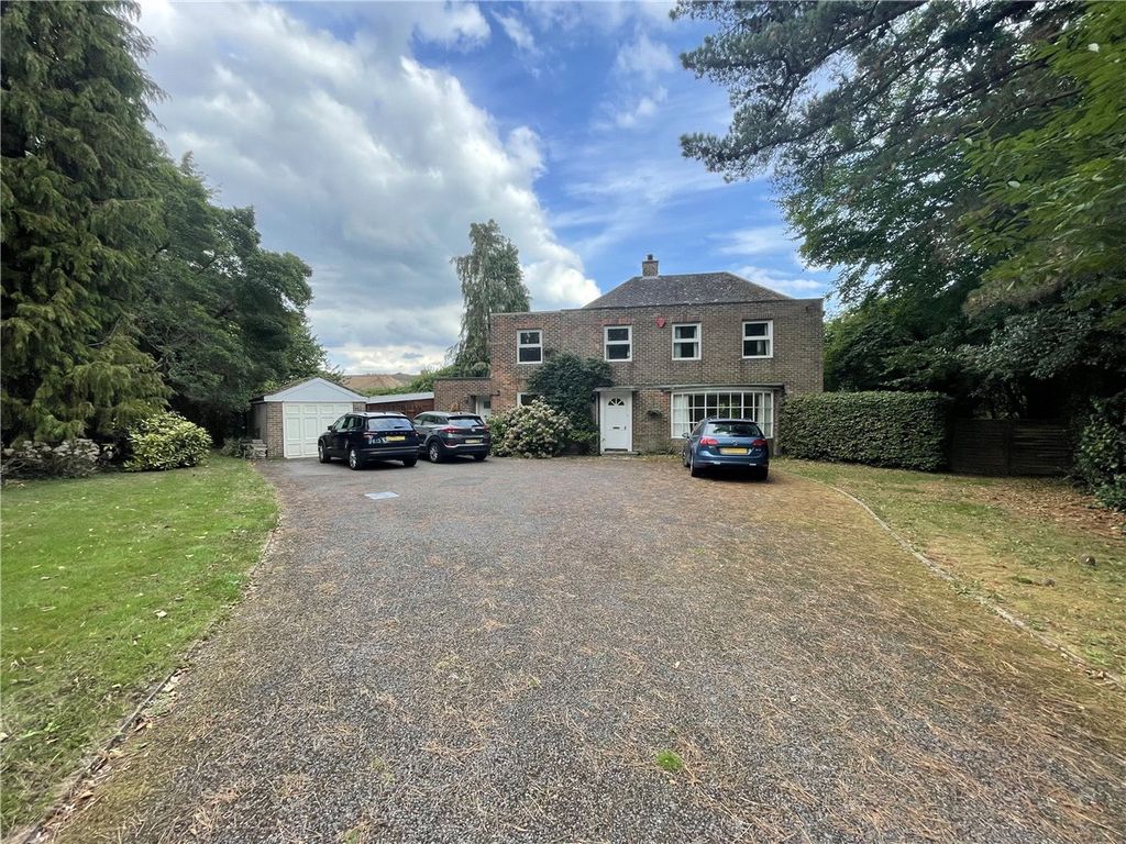 4 bed detached house to rent in Grove Road, Lymington, Hampshire SO41