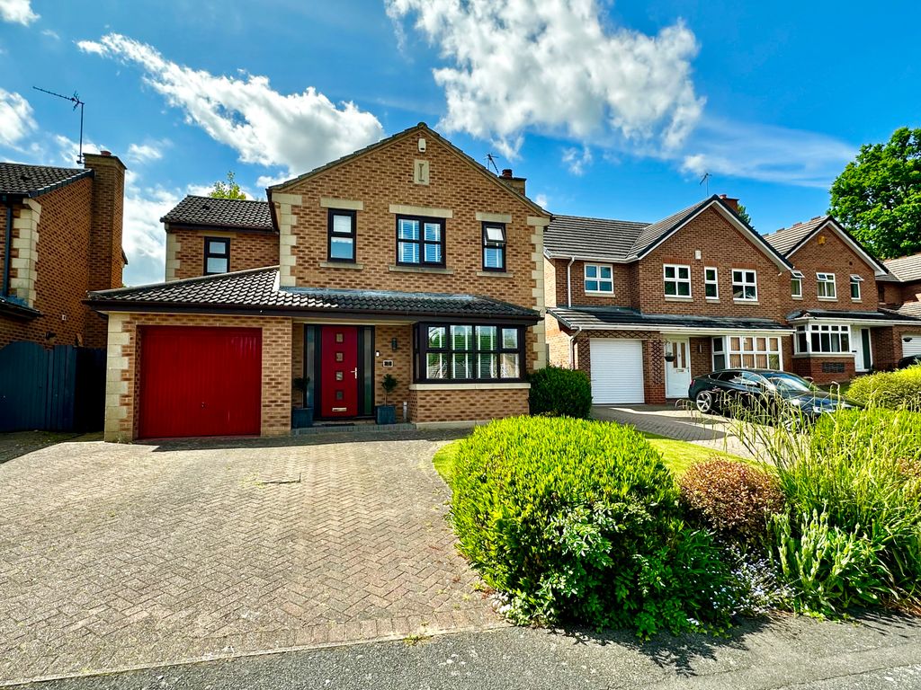 4 bed detached house for sale in Aviemore Close, New Whittington