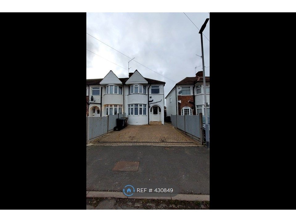 Studio to rent in Willow Way, Luton. Bedfordshire LU3, £1,200 pcm Zoopla