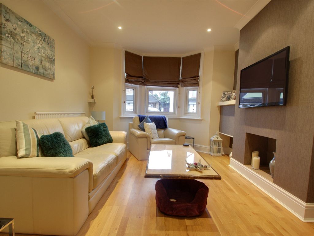 3 bed semidetached house to rent in Wheatash Road, Addlestone, Surrey